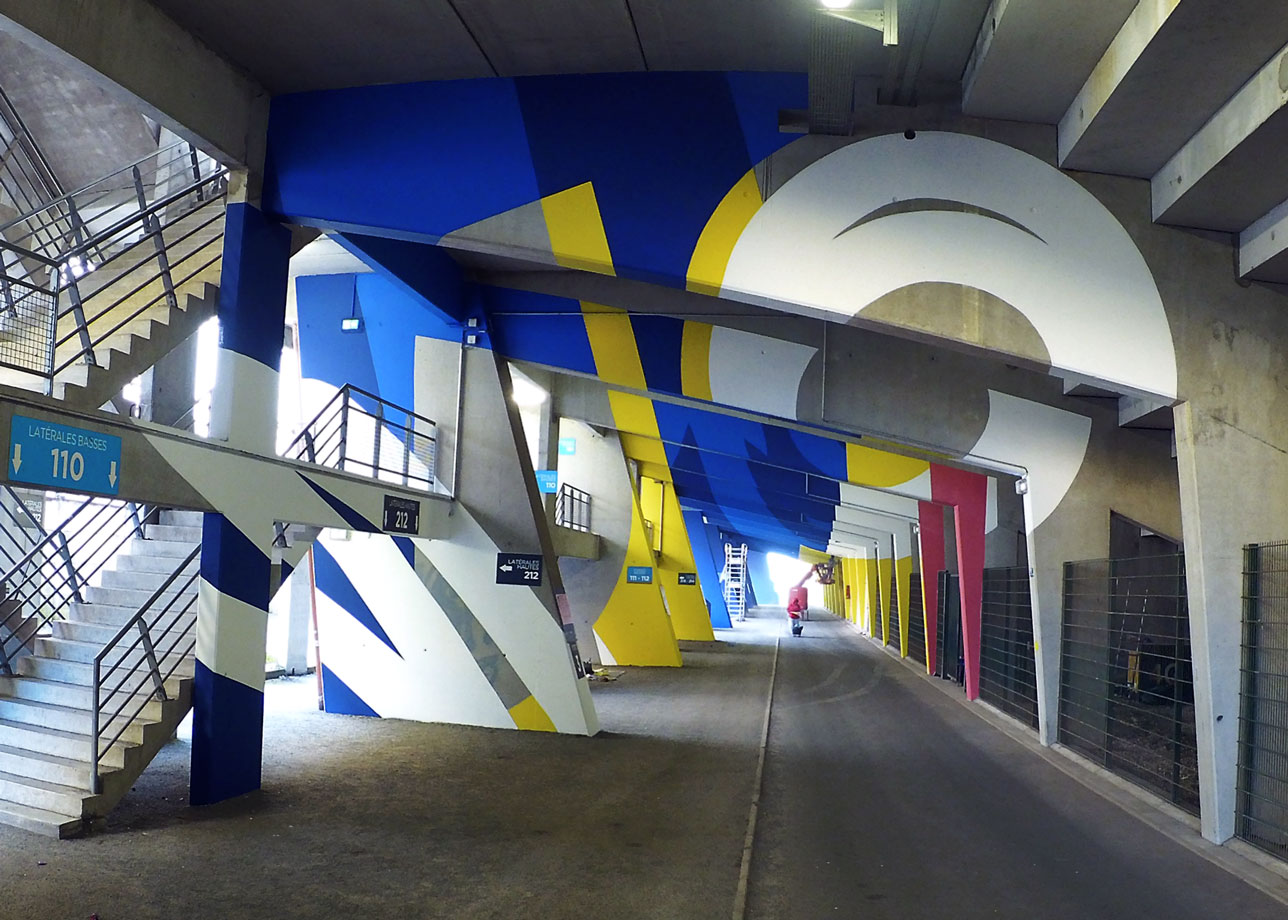 Couloir de la tribune forge du stade avec fresque