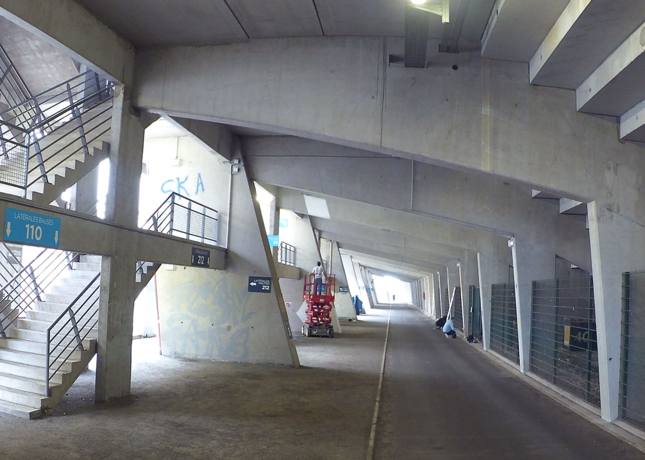 Couloir de la tribune forge du stade sans fresque